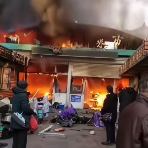 "Drame en Chine : 8 personnes décédées et 15 blessées lors d'un incendie dans un marché du Hebei"