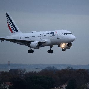 "Incident en vol : Un avion Air France contraint de rebrousser chemin en urgence à cause d'un problème de pressurisation!"