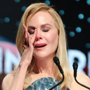 "Nicole Kidman en larmes dédie son prix d'interprétation à sa mère disparue"