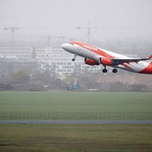 Une adolescente menace de poignarder en plein vol : Easyjet contraint à un atterrissage d'urgence.