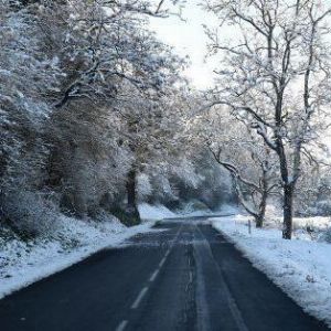 "Alerte météo levée : fin du chaos neige et verglas en France après une nuit glaciale"