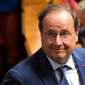 "François Hollande soutient Emmanuel Macron et prédit un long mandat pour François Bayrou"