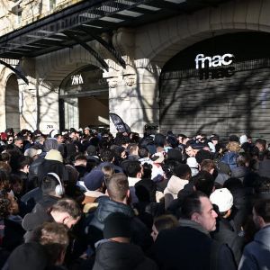 "Incroyable : 3 000 personnes en file sur 200 mètres pour la fermeture bouleversante de la Fnac des Champs-Élysées"