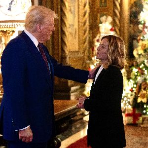 "Rencontre surprise et politique entre Giorgia Meloni et Donald Trump à Mar-a-Lago"