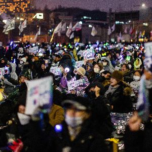 "Révélations choc du week-end : manifestations en Corée du Sud, arrestation d'influenceurs algériens, décès de Claude Allègre..."