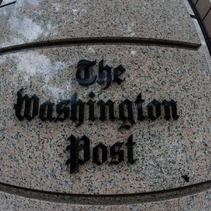 "Scandale au Washington Post : une dessinatrice démissionne suite au rejet d'une caricature polémique de Jeff Bezos"