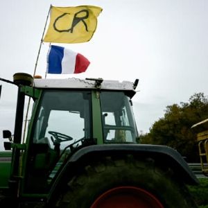 "Blocage total sur la N10 : les agriculteurs en colère paralysent l'accès à Paris"