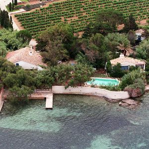 "Découvrez en exclusivité la somptueuse demeure de Brigitte Bardot à Saint-Tropez!"