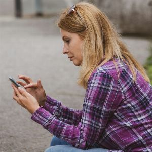 "Découvrez pourquoi cette femme fouille le téléphone de son mari chaque nuit et encourage les autres à en faire autant !"