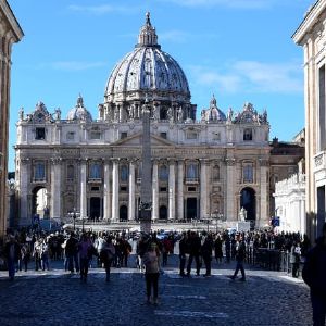 "Histoire au Vatican : première femme nommée préfète par le pape"