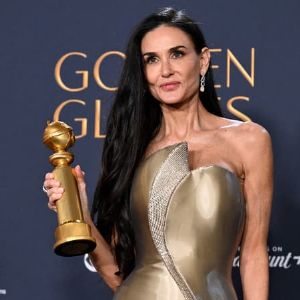 "Incroyable : Demi Moore remporte enfin son premier Golden Globe après 45 ans de carrière!"