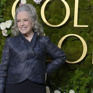 "Incroyable transformation physique de Kathy Bates : son secret révélé aux Golden Globes"