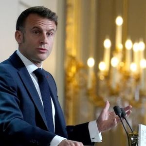 "Macron adresse un appel fort à Kiev pour des discussions réalistes sur l'Ukraine"