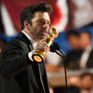 "Révélation ! Sebastian Stan, primé aux Golden Globes pour "A Different Man", aborde sur scène son biopic sur Trump"