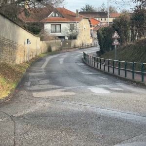 "Saint-Georges-d'Espéranche: une rue fermée pour lutter contre les incivilités des parents d'élèves en voiture"