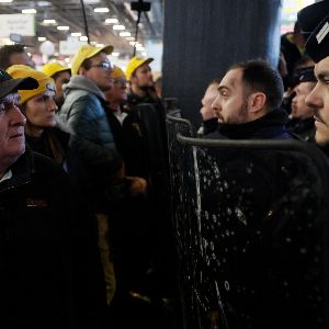 "Scandale : les agriculteurs de la Coordination rurale empêchés de manifester à Paris par les forces de l'ordre"