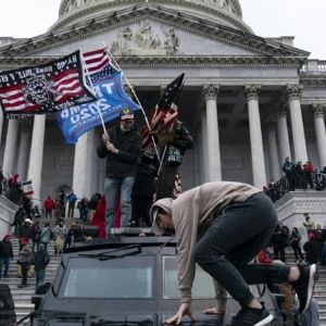 "Trump prêt à gracier les émeutiers du Capitole : sa décision fait polémique"