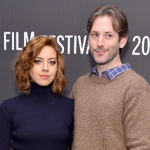 "Aubrey Plaza réagit au décès tragique de son mari Jeff Baena et appelle au respect de leur intimité"