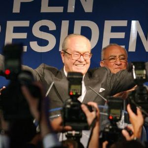 "Découvrez l'ascension politique de Jean-Marie Le Pen de 1974 à 2002 !"