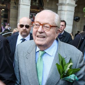 "Hommage émouvant de Pierre-Jean Chalençon à Jean-Marie Le Pen : une relation controversée mise en lumière"