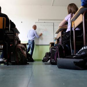 "Incident à Tarare : un collégien en garde à vue pour possession de couteau à l'école, confinée temporairement"