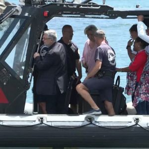 "Incident en mer à Mayotte : Marine Le Pen impliquée dans une collision sur une barge, pas de blessures graves"