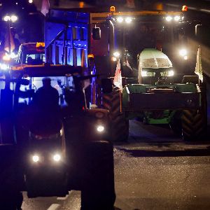 "Incroyable : deux tracteurs réussissent à pénétrer Paris malgré l'opposition de la ministre de l'Agriculture"