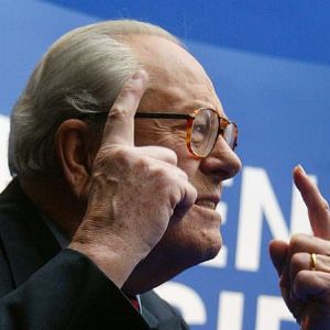 "Le décès de Jean-Marie Le Pen: hommages de l'extrême droite, critiques de la gauche"