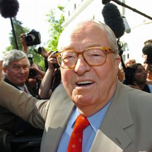 "Le mystère du bandeau de Jean-Marie Le Pen révélé : une blessure ou un coup de com' ?"