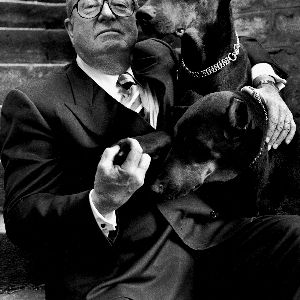 "Le shooting de Jean-Marie Le Pen avec ses dobermans : les coulisses du portrait par Helmut Newton qui a fait scandale"