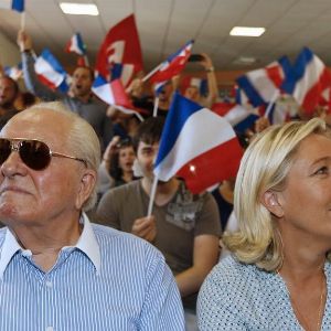 "Marine Le Pen apprend la mort de son père en escale à Nairobi"