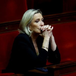 "Marine Le Pen dénonce le mépris d'Éric Lombard et exige une discussion inclusive"