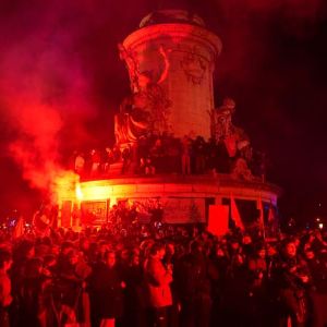 "Paris et Lyon en fête à la mort de Jean-Marie Le Pen : scènes de liesse"