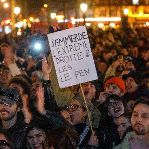 "Polémique après la mort de Jean-Marie Le Pen : réactions diverses face aux célébrations"