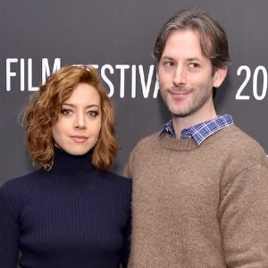 "Révélation choc : Aubrey Plaza brise le silence après le décès tragique de son mari Jeff Baena"