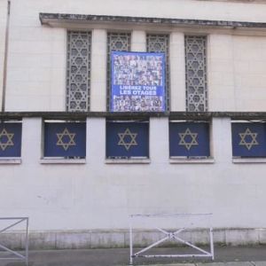 "Révélation choquante à Rouen : des tags antisémites sur la synagogue provoquent l'indignation de la présidente de la communauté juive"