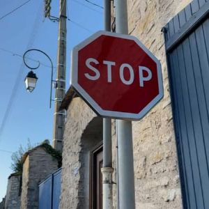 "Scandale à La Rochelle : excès de panneaux "Stop" crée la colère des habitants"