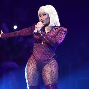 "Scandale : Nicki Minaj aurait agressé son ex-manager en coulisses d'un concert!"