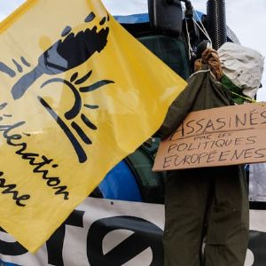 "Action choc des agriculteurs de la Confédération paysanne : blockage d'une plateforme de distribution Leclerc"