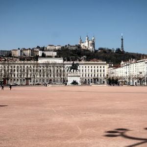 "Drame à Lyon : Bébé blessé par un mortier d'artifice lors du Nouvel-An, des brûlures au visage mais les yeux épargnés"