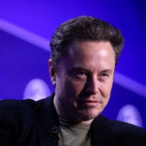 "Elon Musk bouleverse la politique britannique avec le scandale des «grooming gangs»"