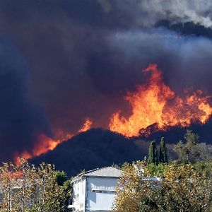 "Incendie spectaculaire à Los Angeles : danger mortel dans les collines"