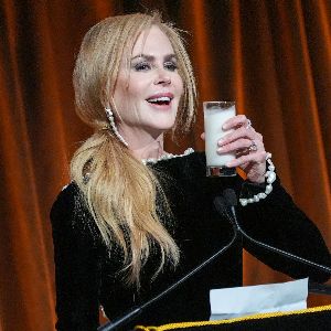 "Incroyable ! Nicole Kidman célèbre son prix pour « Babygirl » en buvant un verre de lait sur scène"