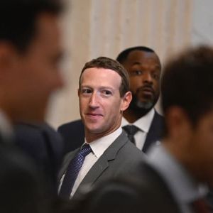 "La tech se rallie à Trump pour l'investiture : Zuckerberg met fin au fact-checking, Musk applaudit"