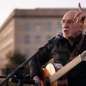 "Le chanteur Peter Yarrow, du trio folk Peter, Paul and Mary, décède à l'âge de 86 ans"