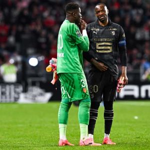 Le destin incroyable des gardiens Mandanda et Samba, liés depuis leurs débuts