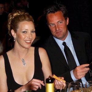 "Le secret émouvant de Lisa Kudrow avec Matthew Perry révélé après sa disparition"