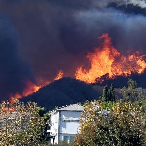 "Les vents de Santa Ana à Los Angeles : le phénomène météo qui attise les incendies"