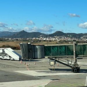 "Révolution à l'aéroport d'Hyères en 2025 : de nouvelles destinations et des demandes pour plus de liaisons avec Paris"