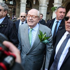 "Scandale à l'hôpital : dispute houleuse entre Marine Le Pen et un prêtre intégriste lors du décès de Jean-Marie Le Pen"